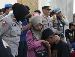 Momen Pelaku Anarkis di Depan Polda Jateng Saat Dijemput Orang Tuanya