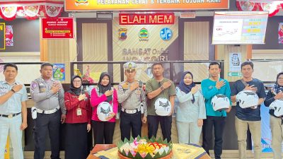 Peringati Hari Lalu Lintas, Satlantas Polres Wonogiri Bagi-bagi Helm di Samsat