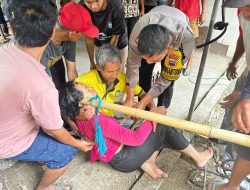 Polisi Bantu Evakuasi Ibu Rumah Tangga yang Tercebur Sumur di Nguntoronadi