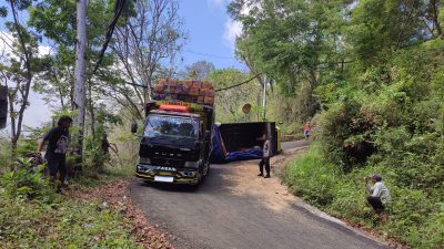 Polisi Evakuasi Truk Bermuatan Mie Instan yang Terguling di Tunggangan Jatiroto