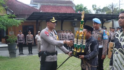Puncak HUT Bhayangkara ke-79, Kapolres Blitar Kota Berikan Penghargaan Juara Lomba Poskamling