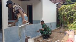 Warga Bangun Rumah, Babinsa Kodim Ponorogo Bantu Ngecat