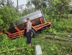 Polri Bantu Evakuasi Truk Tangki Susu Terperosok di Jalan Licin Sidoharjo Wonogiri