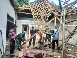 Atap Rumah Milik Warga Roboh, TNI Polri di Ponorogo Bantu Atasi