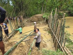 Polresta Pati Terjun Langsung Bantu Warga yang Terdampak Banjir