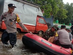 Polrestabes Semarang Bantu Warga Lintasi Genangan Air Kaligawe-Genuk dan Atur Lalin