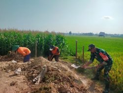Aktif Bantu Warga, Babinsa Kodim Ponorogo Ikut Kerja Bakti Bangun Talud Irigasi