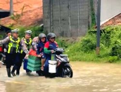 Polresta Pati Terjun Langsung Bantu Warga yang Terdampak Banjir di Jalur Pantura Batangan