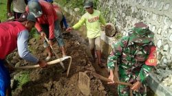 Aktif di Desa Binaan, Babinsa Kodim Ponorogo Kerja Bakti Bersihkan Selokan