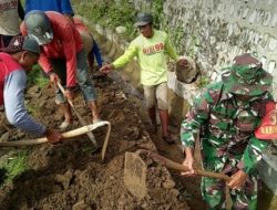 Aktif di Desa Binaan, Babinsa Kodim Ponorogo Kerja Bakti Bersihkan Selokan