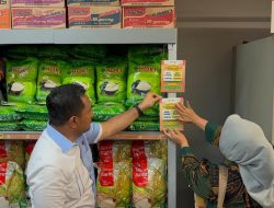 Pastikan Harga Beras Tetap Terjangkau, Tim Satgas Pangan Polda Jateng Tempel Stiker HET Beras Medium dan Premium di Pertokoan Modern