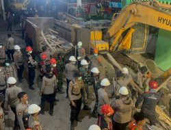 Personil TNI-Polri Berjibaku Bersihkan Puing Reruntuhan Bangunan Ponpes