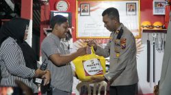 Polres Blitar Memberikan Sarana Komunikasi Berupa HT kepada Pos Kampling