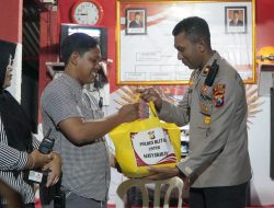 Polres Blitar Memberikan Sarana Komunikasi Berupa HT kepada Pos Kampling