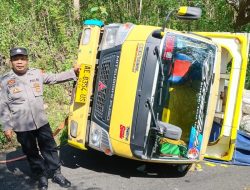 Polsek Jatiroto Bantu Evakuasi Truk Terguling di Tunggangan, Sopir Luka Ringan
