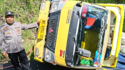 Polsek Jatiroto Bantu Evakuasi Truk Terguling di Tunggangan, Sopir Luka Ringan