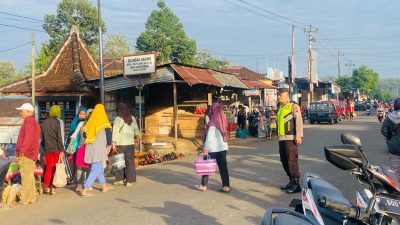 Polsek Jatiroto Gelar Pengamanan Pasaran Legi di Terminal, Pastikan Arus Lalu Lintas Aman dan Lancar