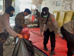 Powan Polresta Sidoarjo Peduli Kebersihan di Posko Keluarga Korban Ponpes Al Khosiny