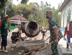 Babinsa Kodim Ponorogo Ikut Kerja Bakti Bangun Kamar Mandi Masjid