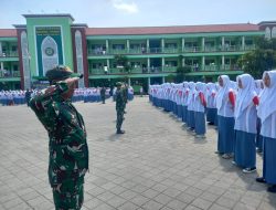Tumbuhkan Kedisiplian Santri, Anggota Kodim Ponorogo Latih PBB di Ponpes