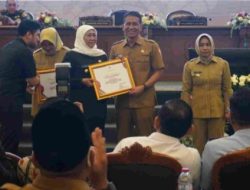 Bupati Bojonegoro dan Lurah Kepatihan Raih Penghargaan Terbaik IV Lomba Siskamling Terpadu Merah Putih Jogo Jatim 2025