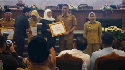 Bupati Bojonegoro dan Lurah Kepatihan Raih Penghargaan Terbaik IV Lomba Siskamling Terpadu Merah Putih Jogo Jatim 2025