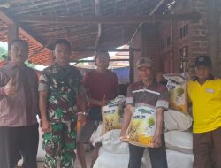 Kawal Penyaluran Benih Padi, Babinsa Kodim Ponorogo Pastikan Bantuan Tepat Sasaran