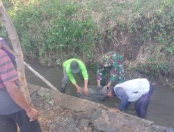 Babinsa Kodim Ponorogo Kerja Bakti Bersihkan Parit Bersama Warga