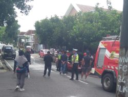Mobil Terbakar di Depan Kantor Kejaksaan Wonogiri, Polisi Sigap Bantu Padamkan Api