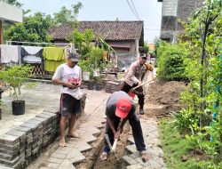 Bhabinkamtibmas Desa Entalsewu Polsek Buduran Gotong Royong Buat Saluran Air