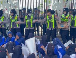 Aksi Humanis, Polwan Bojonegoro Bagi Air Mineral kepada Massa Pengunjuk Rasa