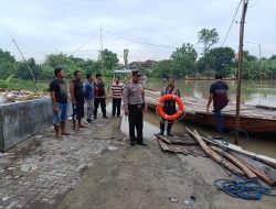 Antisipasi Cuaca Ekstrem, Polsek Balongbendo Gencarkan Patroli dan Pengecekan Tambangan Perahu