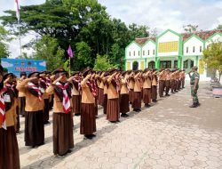 Anggota Kodim Ponorogo Latih Baris Berbaris Siswa MI Almadinah Balong