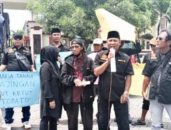 LSM Passer Wong Bodho Gelar Aksi Protes Depan PN Gresik, Desak Penundaan Eksekusi Tanah di Desa Suci