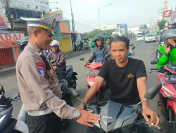 Gelar Operasi Zebra Semeru 2025, Polsek Krian Berikan Edukasi Humanis kepada Pengendara Tanpa Helm