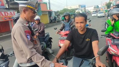 Gelar Operasi Zebra Semeru 2025, Polsek Krian Berikan Edukasi Humanis kepada Pengendara Tanpa Helm