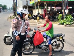 Polsek Porong Beri Teguran Humanis Pengendara Tanpa Helm untuk Keselamatan Bersama