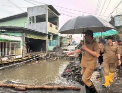 Bupati Sidoarjo Tinjau Langsung Lokasi Banjir di Waru, Pastikan Penanganan Cepat dan Efektif