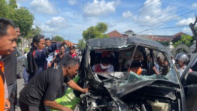 Seruduk Dump Truck di Selogiri Dua Orang Luka Ringan, Satlantas Polres Wonogiri Lakukan Penanganan Cepat