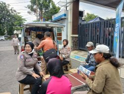 Dirlantas Polda Jatim Ngopi Bareng Warga Sosialisasi Tertib Lalin di Operasi Zebra Semeru