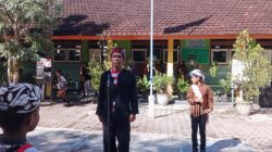 SDN Jubung 01 Menggelar Upacara Bendera Memperingati Hari Guru Nasional Bertema Baju Adat