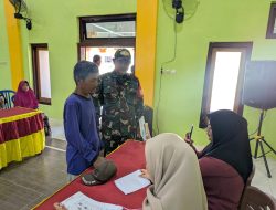 Warga Terima Bantuan Langsung Tunai Sementara, Babinsa Kodim Ponorogo Lakukan Pendampingan