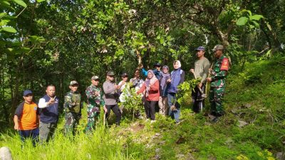 Anggota Kodim Ponorogo Ikut Jaga Kelestarian Hutan Melalui Aksi Tanam Pohon