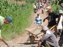 Warga Desa Tanjung Harapan Gotong Royong Perbaiki Jalan Rusak Secara Swadaya