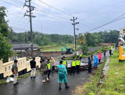Baliho Ambruk di Depan SPBU Ngadirojo, Polres Wonogiri Lakukan Quick Respon Saat Hujan dan Angin Kencang