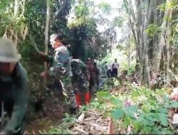 Anggota Kodim Ponorogo Kerja Bakti Bersihkan Saluran Air Bersama Warga