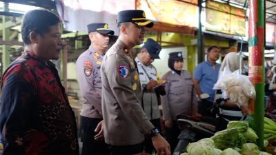 Jelang Nataru 2026, Kapolsek Taman Blusukan ke Pasar Sepanjang Pastikan Harga Stabil dan Keamanan Terjaga