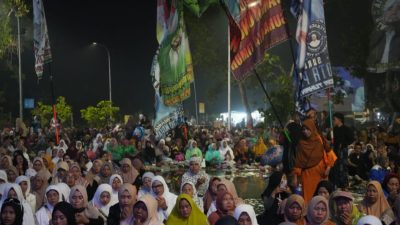 Ribuan Warga Tumplek Blek Menyemut di TBM,  Hadiri Pengajian Gus Iqdam dan Do’a Bersama Didampingi Walikota Ning Ita