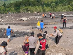 Polisi Evakuasi Warga Terdampak Banjir Lahar Semeru di Lumajang
