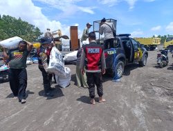 Personel Gabungan Polda Jatim Lakukan Aksi Kemanusiaan Pasca Banjir Lahar Semeru di Lumajang